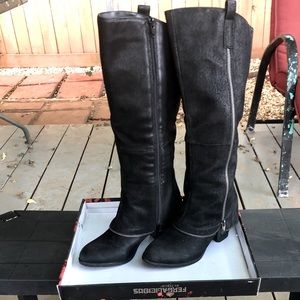 !! Knee high dramatic boots !!